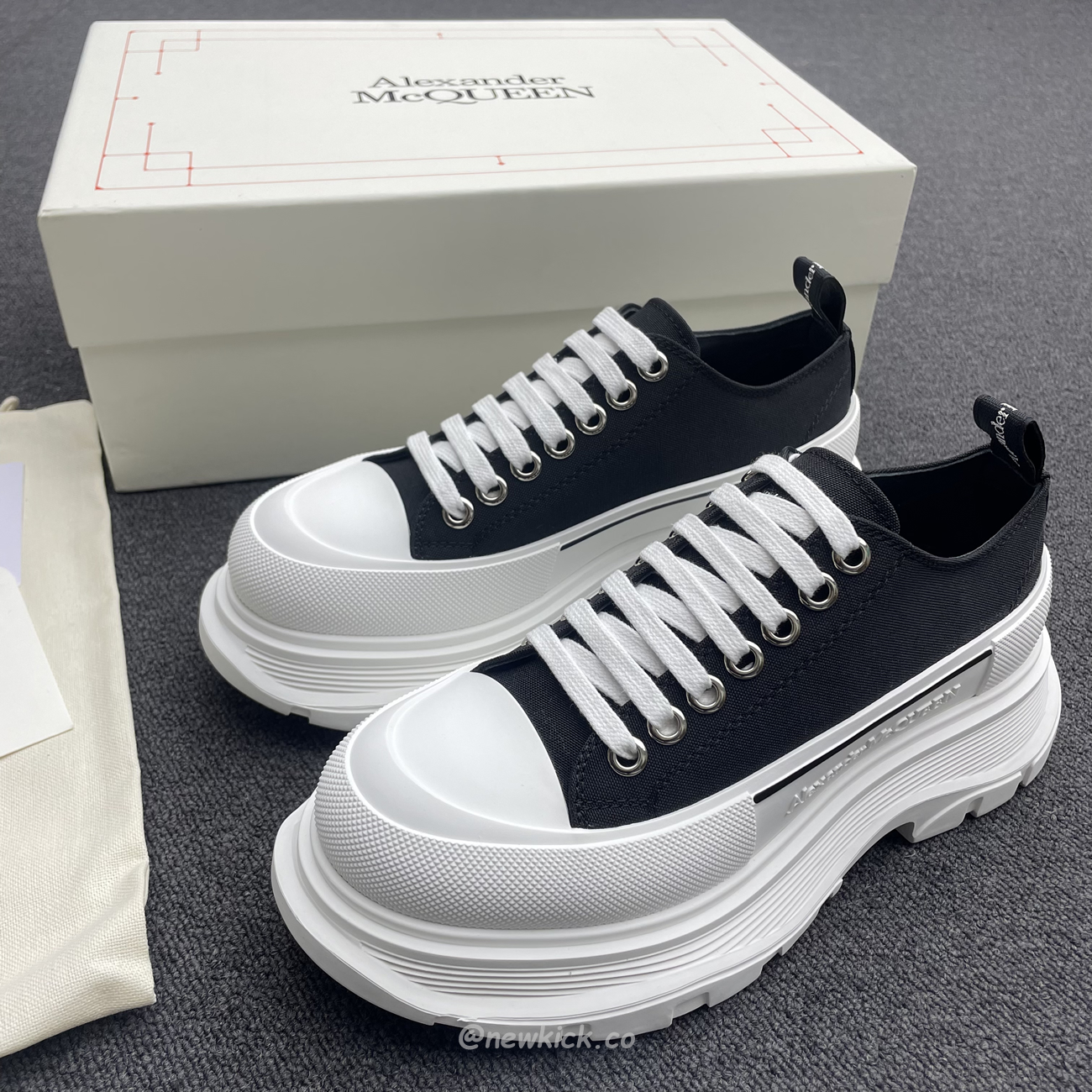 Alexander Mcqueen Tread Slick Low Lace Up Black White (8) - www.newkick.vip